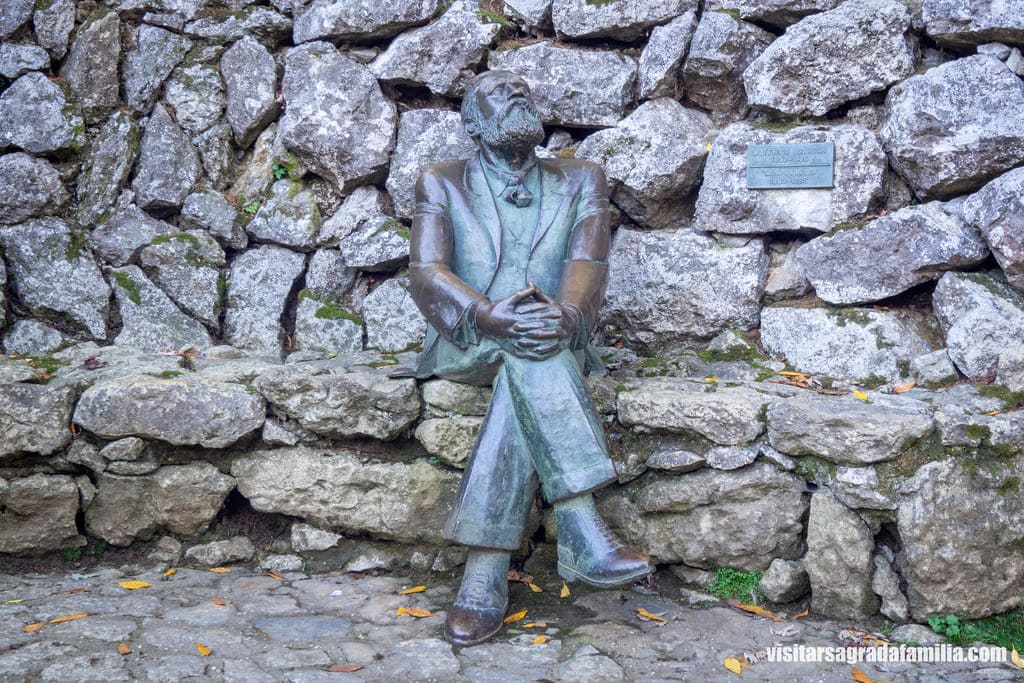 Estatua de Antoni Gaudí en Comillas Cantabria