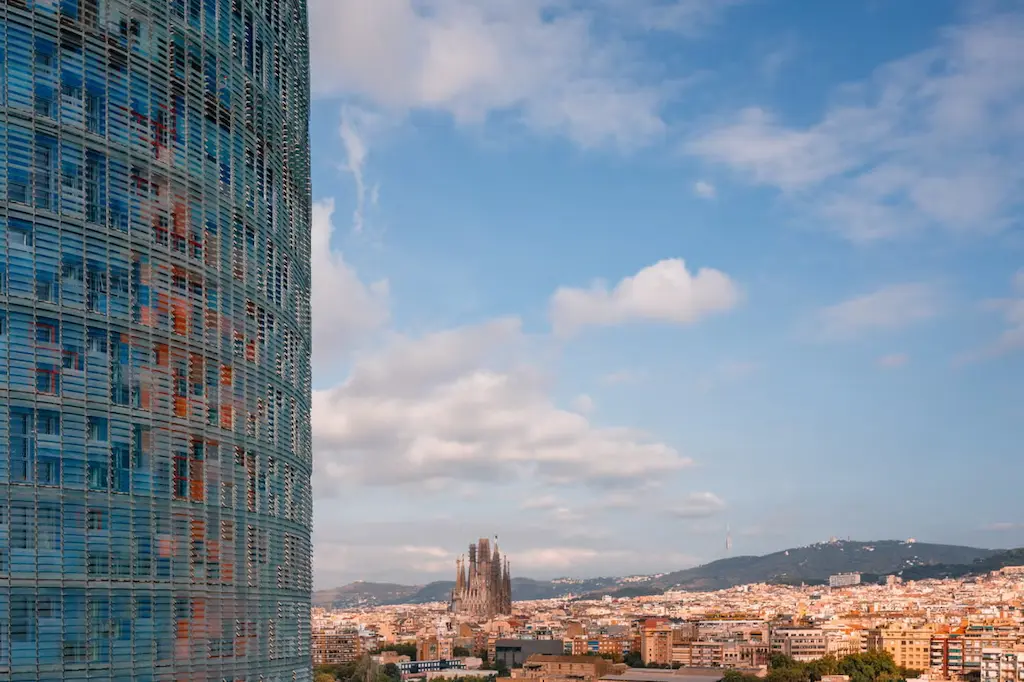 Torre Glòries con la Sagrada Familia al fondo