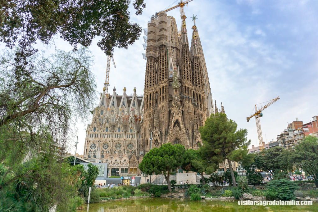 Torres de los apóstoles en la Sagrada Familia