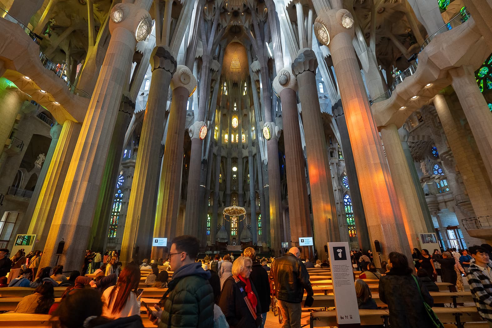 Intérieur de la Sagrada Familia avec des visiteurs pendant la messe internationale pour profiter de la Sagrada Familia entrée gratuite