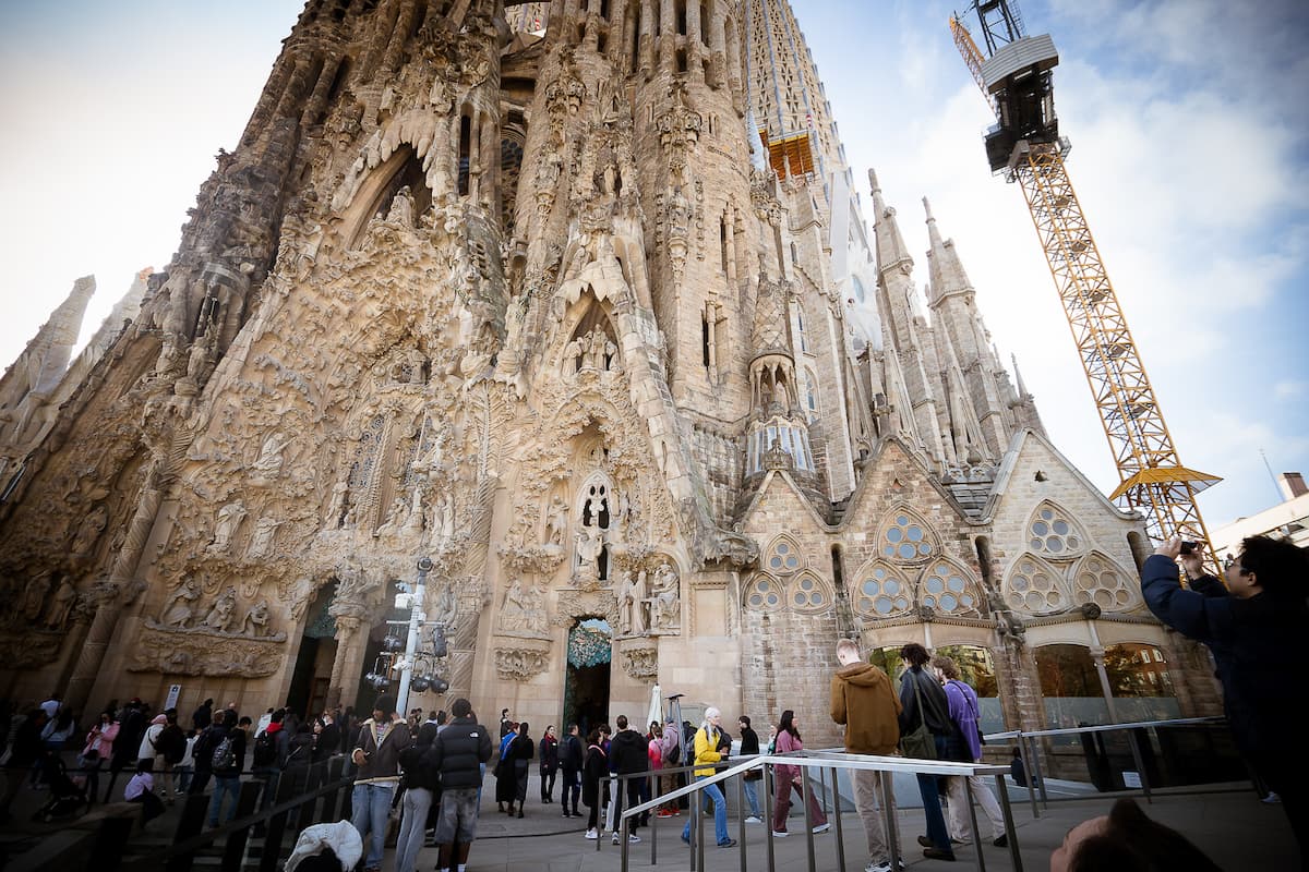 Détail de la façade expliqué lors d'un free tour Sagrada Familia