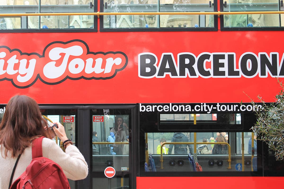 Der Barcelona City Tour Bus an der Sagrada Familia
