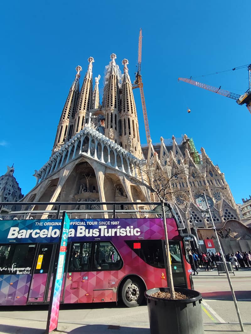 Der offizielle Barcelona Bus Turístic an der Sagrada Familia