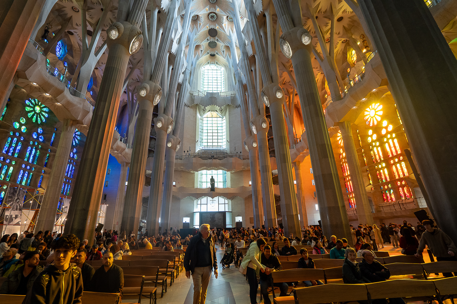 Vista interior de la Sagrada Familia mirando hacia la Fachada de la Gloria con las vidrieras de colores