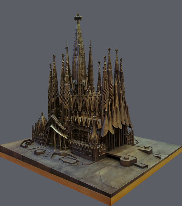 Maqueta oficial del proyecto completo de la Sagrada Familia con las 18 torres y las tres fachadas