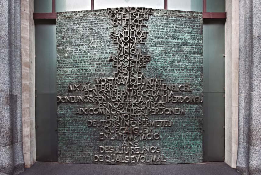 Puerta provisional de bronce de la Fachada de la Gloria con el Padrenuestro escrito en 50 idiomas diferentes