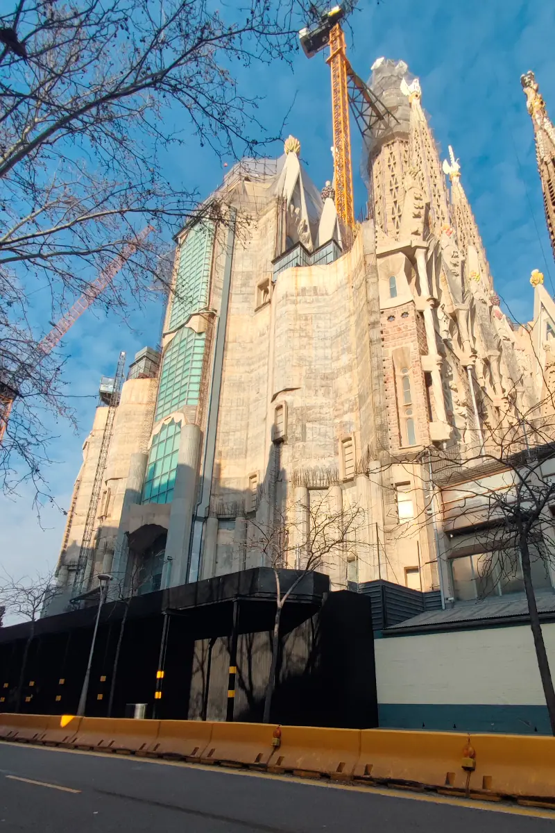 Vista actual de la Fachada de la Gloria en construcción desde la calle Mallorca con grúas y torres en proceso
